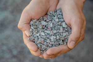 Gdzie wykorzystuje się kruszywo łamane? Najczęstsze zastosowania w budowie i w otoczeniu domu